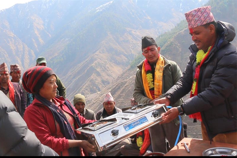 दाउरा नपाइने मुगुको तिर्पमा नगरपालिकाले दियो ग्यास र चुल्हो