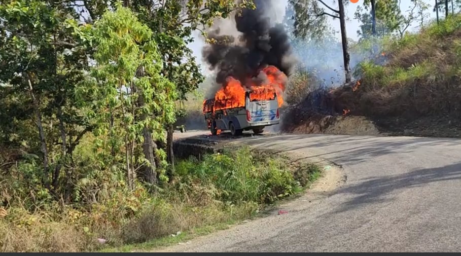 कालीकोटबाट नेपालगञ्ज जाँदै गरेको बसमा आगलागी