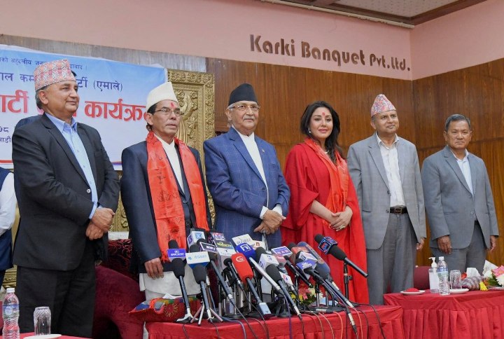 पूर्वमन्त्री सिंह र अभिनेत्री करिश्मा मानन्धर एमालेमा प्रवेश