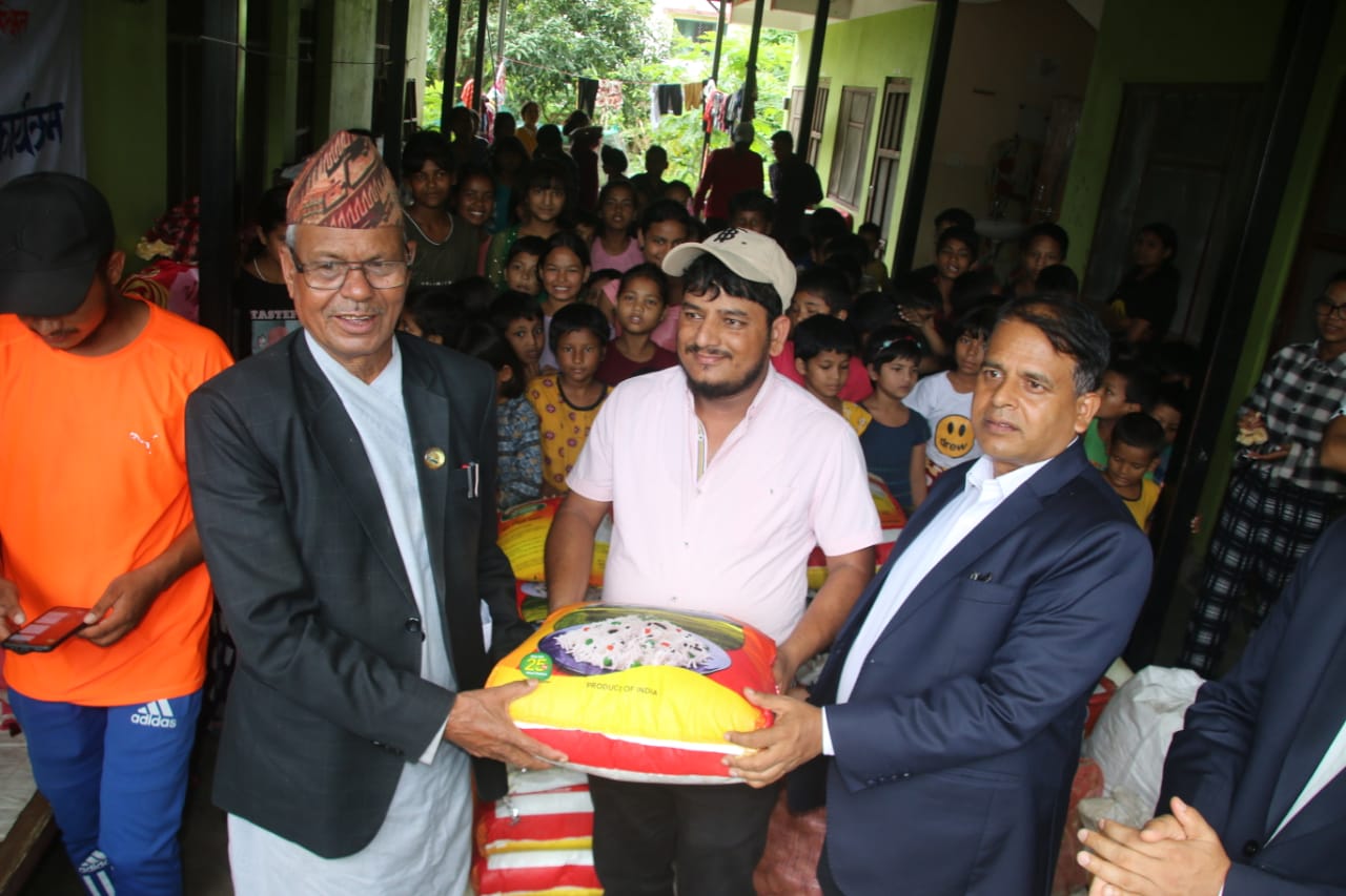 कानुन मन्त्रालयले गर्यो बादी  बालबालिकाहरुलाई  खाद्यान्न सहयोग