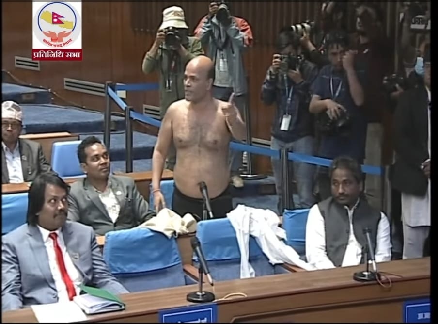 संसदमा बोल्न नपाएपछि सांसद अमरेशकुमार सिंहद्वारा संसद् बैठकमा कपडा खोलेर विरोध